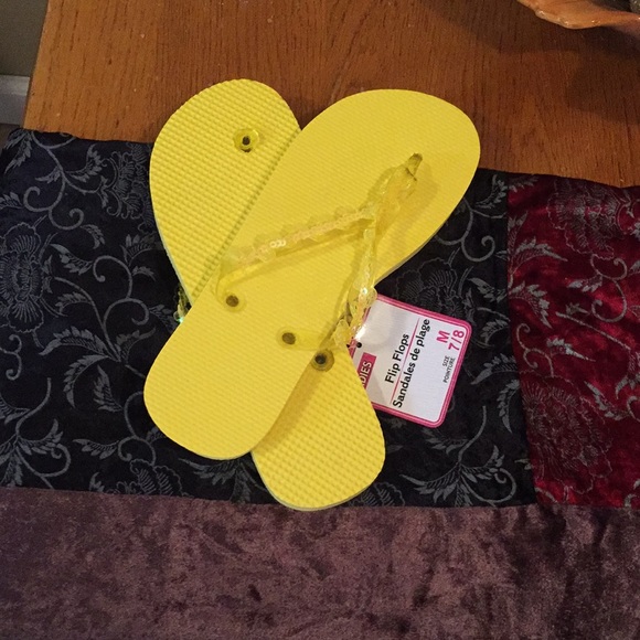Bundle of women’s flip flops - Picture 2 of 3
